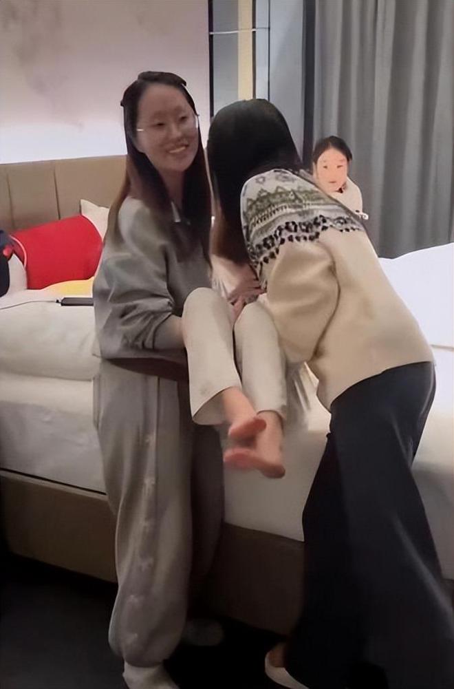 ：吞咽痛苦手部功能衰退后援会要求解约球王会体育app入口赵露思复健曝光(图3)